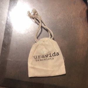 One puravida bracelet